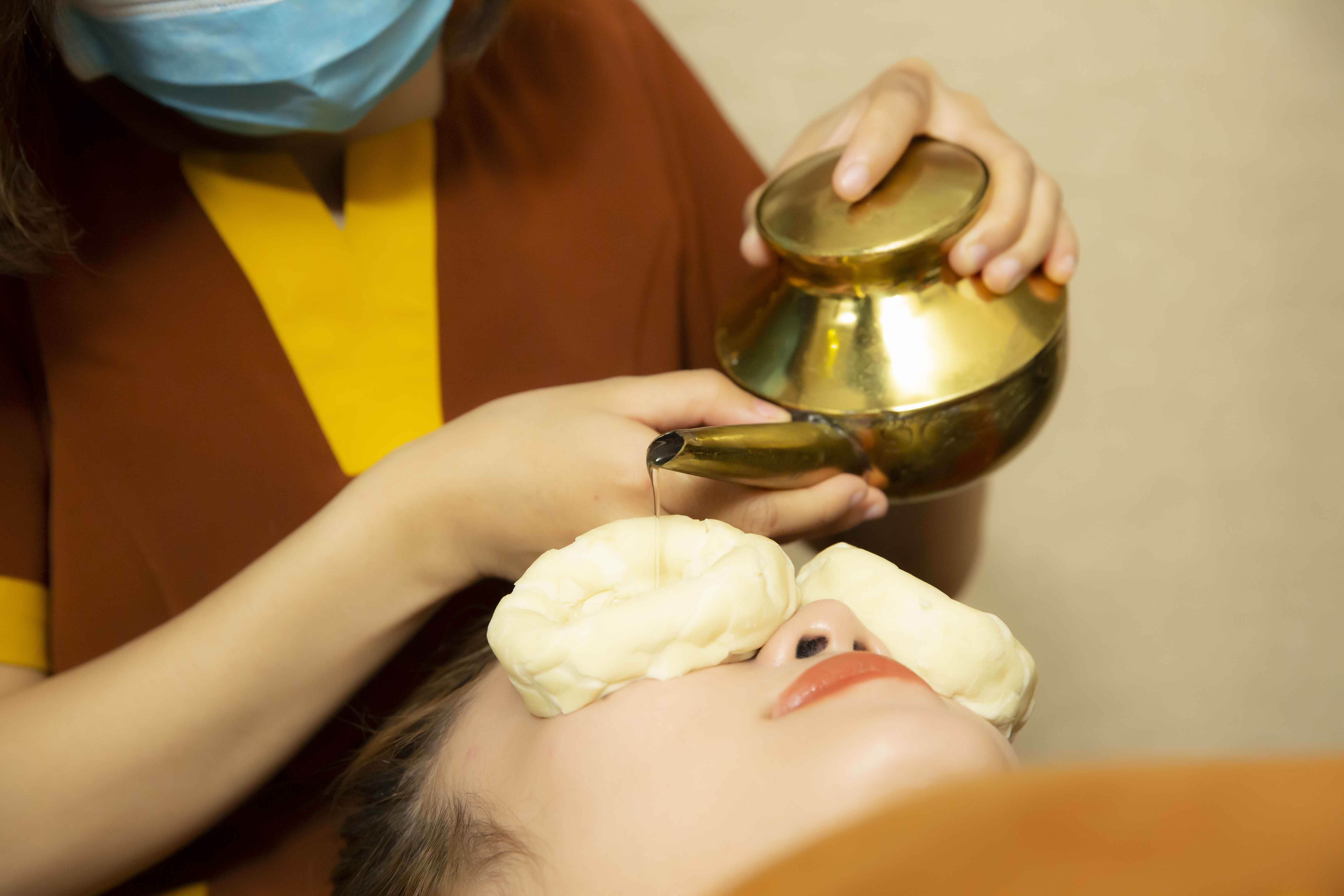Kỹ thuật viên Himalaya thực hiện nghi thức Ayurveda chăm sóc vùng mắt