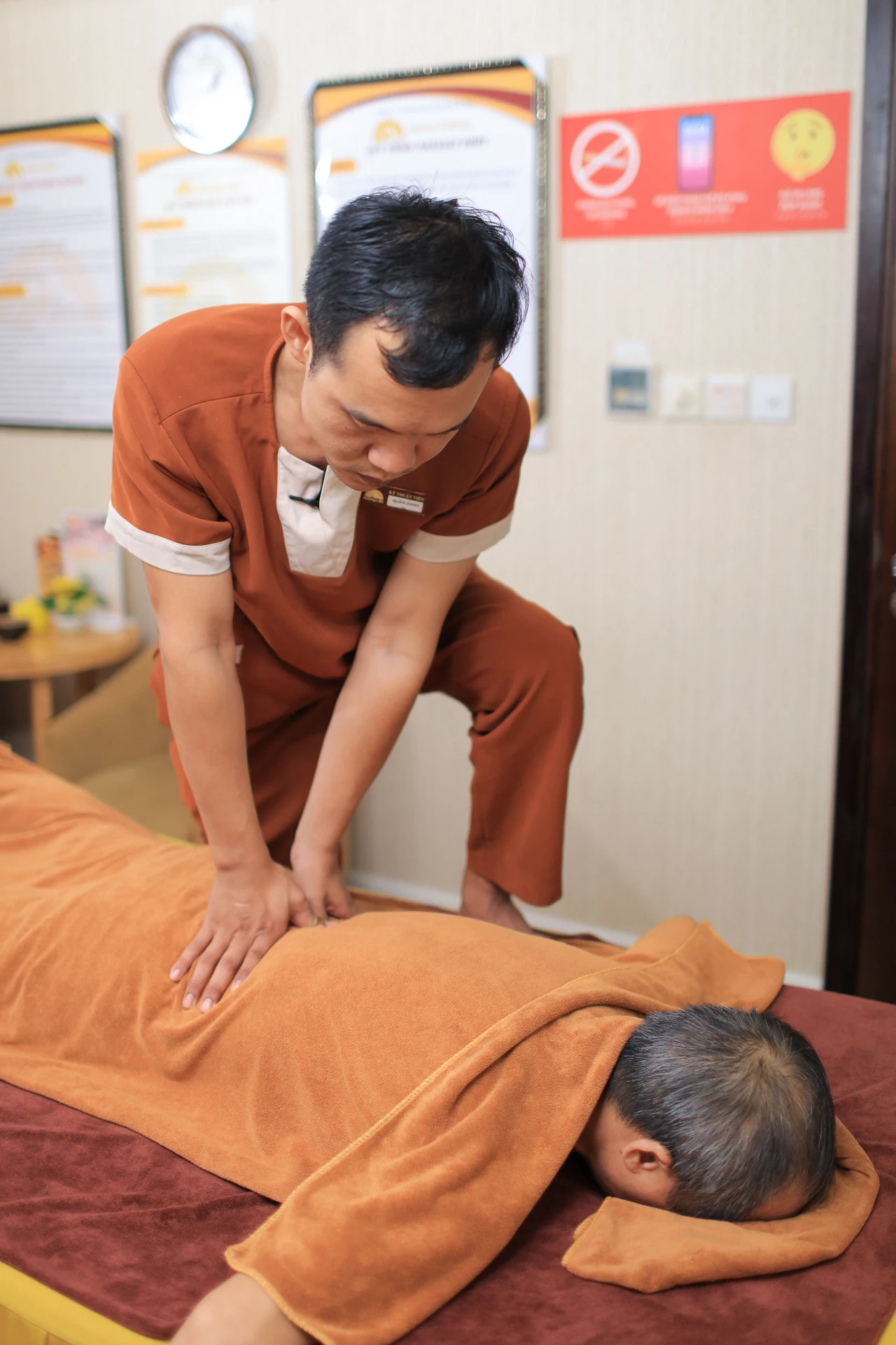 Kỹ thuật viên Himalaya thực hiện chăm sóc thư giãn toàn thân