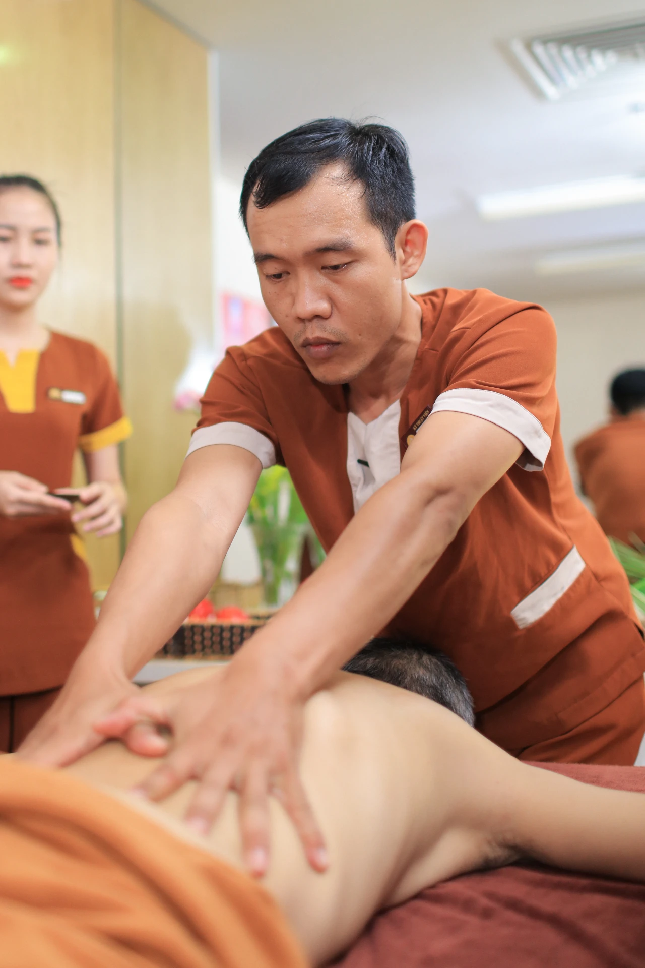 Kỹ thuật viên Himalaya massage bằng tay trên vùng lưng