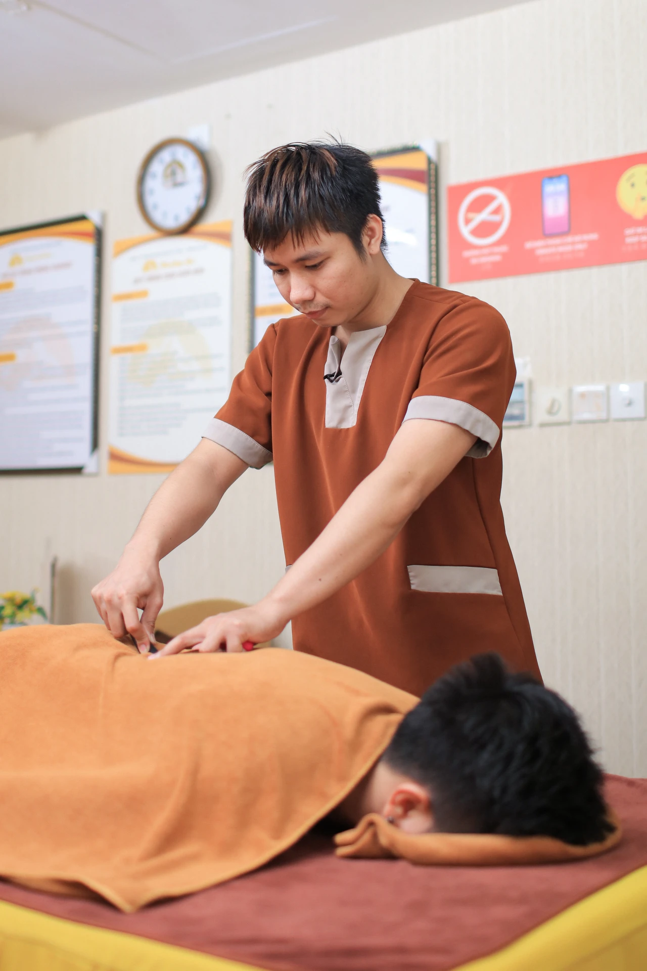 Kỹ thuật viên Himalaya sử dụng dụng cụ chăm sóc vùng lưng